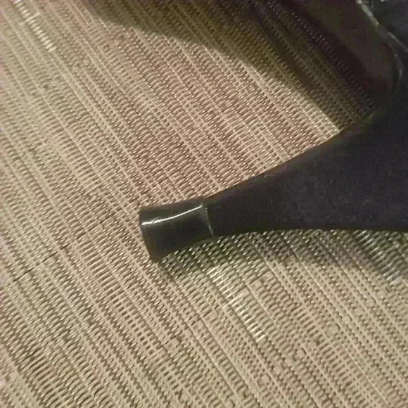 Stuart Weitzman women's pump. Size 7.5 with 2.5 inch heel - Picture 10 of 10